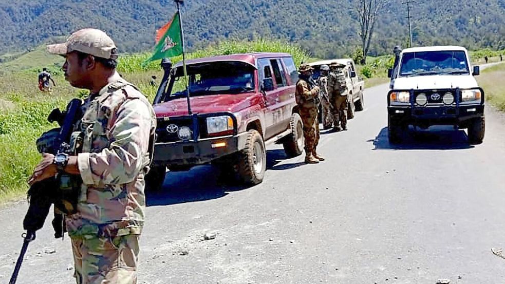 Straßenpatrouille in Papua-Neuguinea nahe der Stadt Wabag: Im Hochland sind bei blutigen Kämpfen Stammes-Mitglieder massakriert worden. Foto: ROYAL PAPAU NEW GUINEA CONSTABULARY/AFP