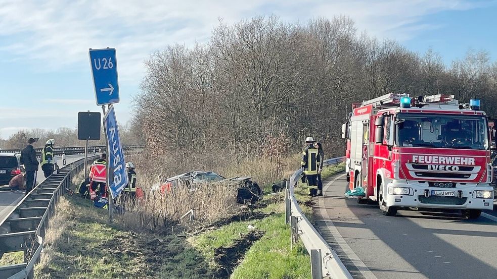 Der Wagen kam neben der Straße in einem Graben zum Stehen. Bild: Feuerwehr Emden