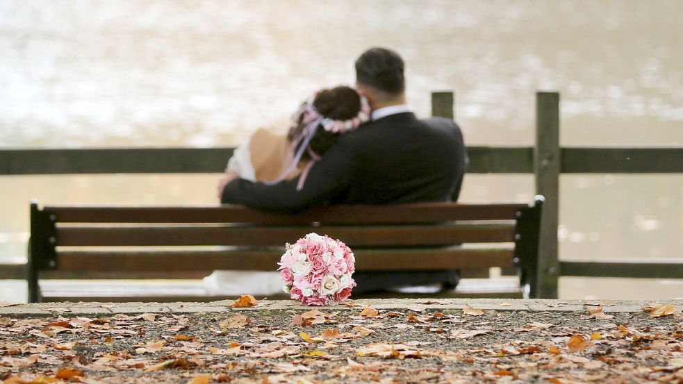 Hochzeitsfotos am Wasser sind derzeit sehr gefragt. Foto: dpa/Fassbender