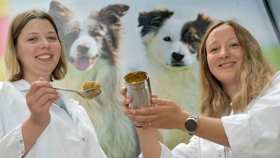 Landguth in Riepe ist immer im Trend. Die Mitarbeiterinnen Alina Böschen (links) und Kerstin Ommen forschen sogar zu veganem Tierfutter. Das ließe sich auch über Influencer vermarkten. Foto: Archiv/Ortgies