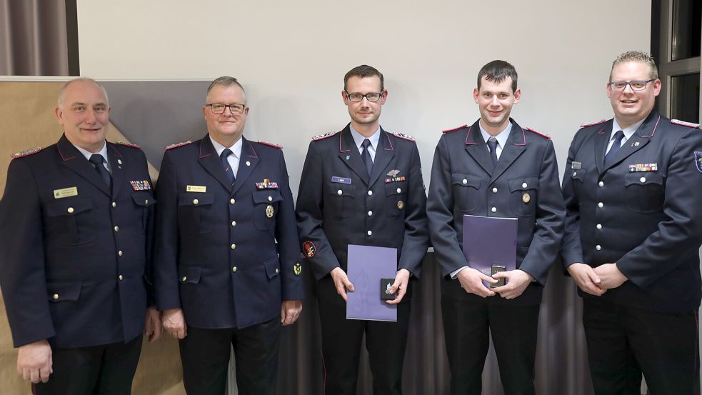 Kreisbrandmeister Ralf Heykants (von links) und Regierungsbrandmeister Erwin Reiners sowie Kreisjugendfeuerwehrwart Timo Smit ehrten Frank Loger und Dennis Wachsmann.