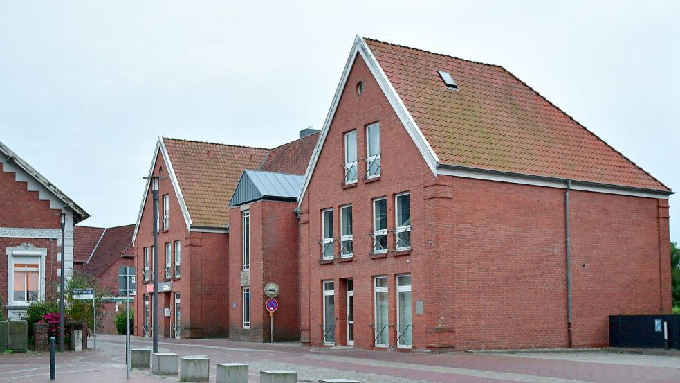 Die ehemalige OLB-Filiale beherbergt nun Teile der Verwaltung der Gemeinde Krummhörn. Foto: Wagenaar/Archiv