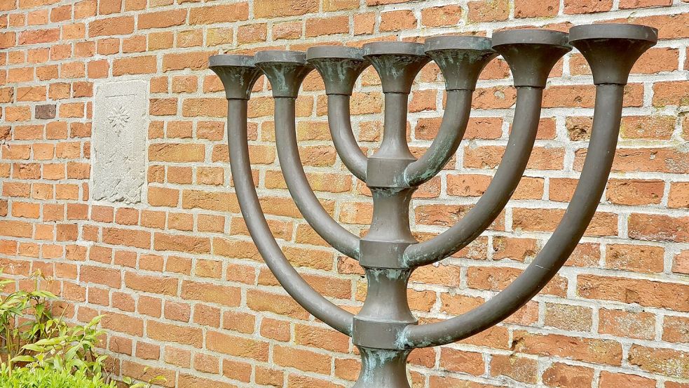 Eine Menora an der Hauswand erinnert an den früheren Standort der Synagoge in Weener. Derzeit ist sie nicht zu sehen. Sie wird während der Bauarbeiten durch eine Holzverkleidung geschützt. Foto: Gettkowski