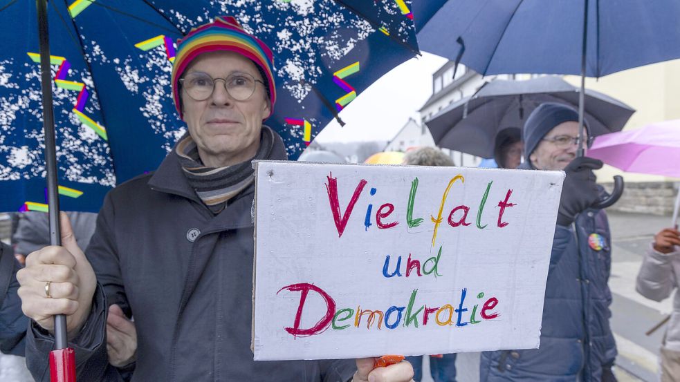 Viele Menschen setzen sich derzeit für Demokratie ein. Der Bund möchte Vereine nachhaltiger fördern, die dies auch als Ziel haben. Foto: IMAGO/Markus Matzel