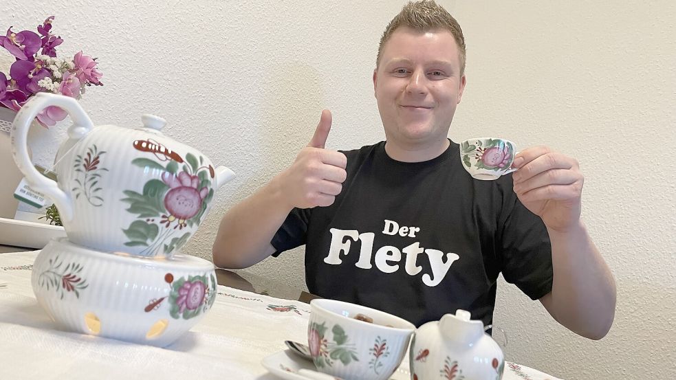 Mit dem Teegeschirr geht es demnächst durch Ostfriesland: „De Teenösen“ heißt das neu Format. Foto: Janßen