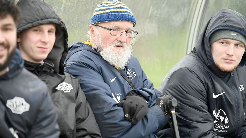 Zusammen mit (von links) Salim Schick (halb verdeckt), Sebastian Kulas und Ivan Danilov verfolgte Uli Berns das Germania-Testspiel in Wilhelhmhaven.