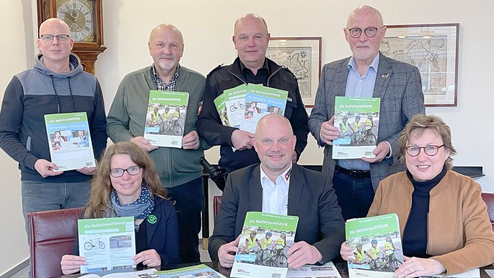 Die Vorsitzenden aller ostfriesischen Verkehrswachten (VW) freuen sich über das neue Unterrichtsmaterial (von links): Sascha Nowak (VW Wittmund), Claudia Wilting (Leiterin der Grundschule Tannenhausen), Hans-Friedel Walther (VW Aurich), Hans-Günther Jelting (VW Leer), Bertold Tuitjer (VW Emden), Hajo Reershemius (VW Norden und Gebietsbeauftragter der ostfriesischen VWs) und Signe Foetzki (Pressesprecherin der Brandkasse). Foto: privat