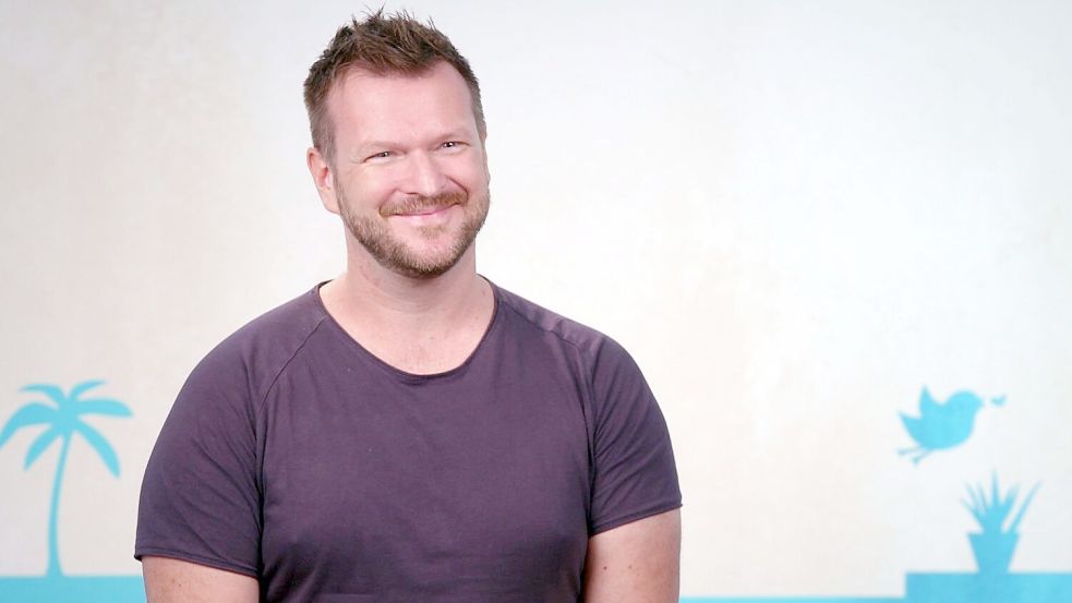 Im „First Dates Hotel“ auf Mallorca erlebt David Seidel ein Blind Date in entspannter Urlaubsatmosphäre. Foto: RTL+