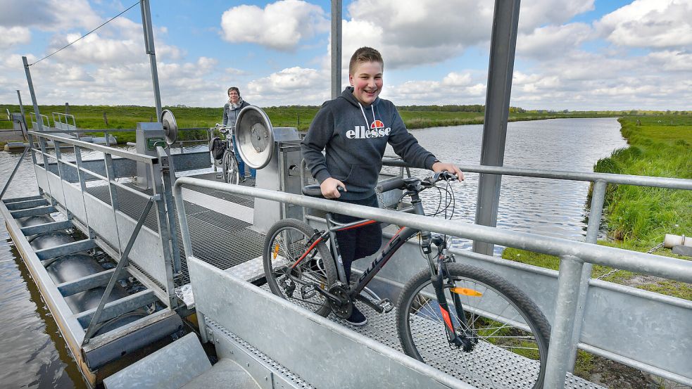 Am Fehntjer Tief soll eine kleine Kurbelfähre (wie hier in Holtland) Radfahrer von Simonswolde nach Tergast und umgekehrt bringen. Doch der Plan könnte zu Fall kommen. Foto: Ortgies/Archiv