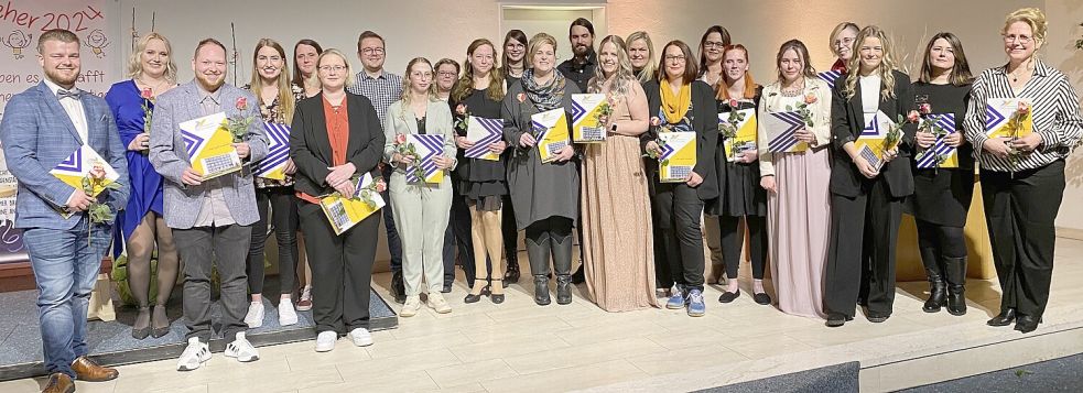 Das Foto zeigt die Absolventen aus der Klasse 3 A mit ihren Lehrern. Foto: privat