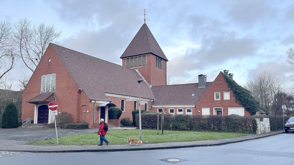 Die Kirche St. Walburga befindet sich an der Ecke Hermann-Löns-Straße und Isenseestraße im Stadtteil Barenburg. Foto: Reekers