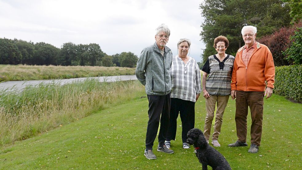 Joachim und Karin Gohl (von links) aus Bochum mögen die Ruhe am Sauteler Kanal vor der Ferienwohnung von Else und Kurt Schilling in Moormerland. Foto: Lüppen/Archiv