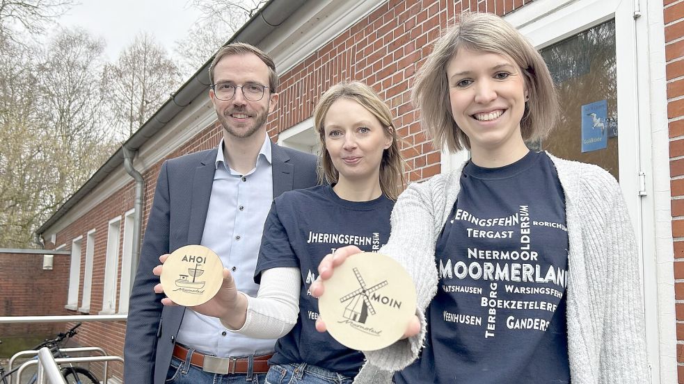 Bürgermeister Hendrik Schulz, Ines Hinrichs (Mitte), Leiterin der Tourist-Info Moormerland, und Maike Lindemann, Mitarbeiterin der Tourist-Info, wollen Moormerland für Touristen attraktiver machen. Foto: Heinig