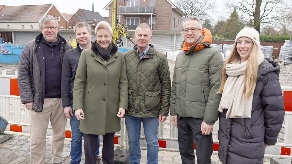 Zu einer Stippvisite auf der Baustelle der Sparkasse in Papenburg trafen sich (von links) Architekt Gerd Janssen, Michael Schmidt vom Ingenieurbüro Temmen & Partner, Regionalmarktleiterin Yvonne Jostes (Sparkasse Emsland), Georg Fischer, Achim Akkermann und Nina Bonhoff. Fotos: Schade