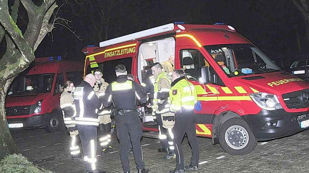 Feuerwehr und Polizei suchten in der Nacht zu Dienstag nach einem Vermissten in Leer. Foto: Wolters