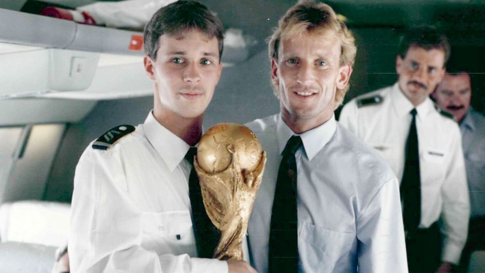 9. Juli 1990: Der Ostfriese Edgar Ludwigs posiert auf dem Rückflug von Rom mit WM-Pokal und Siegtorschütze Andreas Brehme. Foto: Privat