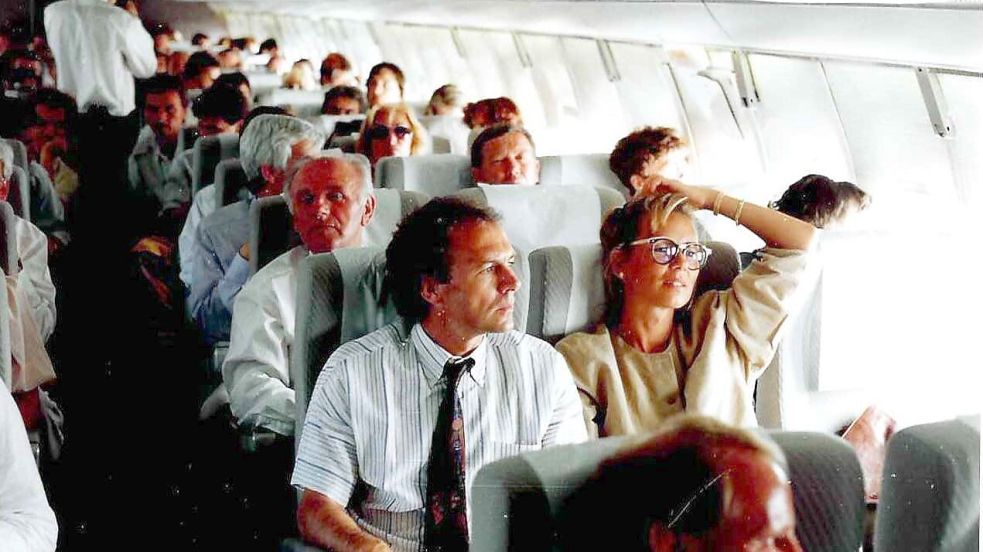 Franz Beckenbauer und seine frühere Ehefrau Sybille Beckenbauer auf dem Rückflug von Rom am 9. Juli 1990. Foto: Ludwigs