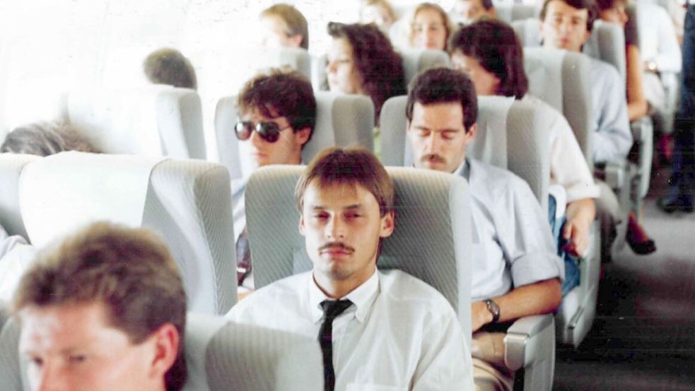 Olaf Thon, Uwe Bein und Karl-Heinz Riedle holten am 9. Juli 1990 nach der Partynacht in Rom auf dem Rückflug etwas Schlaf nach. Edgar Ludwigs fotografierte den Moment. Foto: Ludwigs