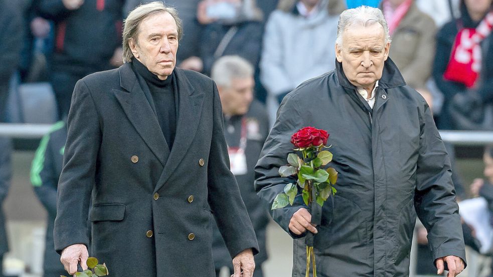 Tief betroffen zeigte sich Andreas Brehme (rechts) neben Günter Netzer vor wenigen Wochen bei der Trauerfeier für Franz Beckenbauer. 44 Tage nach dem Tod des Kaisers ist nun der 63-jährige Brehme verstorben. Foto: Imago