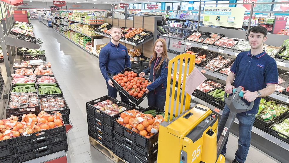 Alexander Sinner (von links), Lara Jensen und Julian Lahmer haben im Wiesmoorer Aldi alles unter Kontrolle. Foto: Ortgies