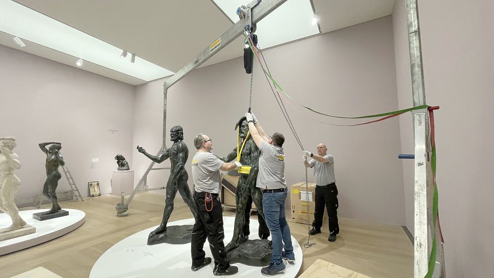 Große Kunst am Haken: Mitarbeiter einer Kunstspedition heben Auguste Rodins Bronzeplastik „Johannes der Täufer“ vom Ausstellungspodest. Foto: Stefan Lüddemann