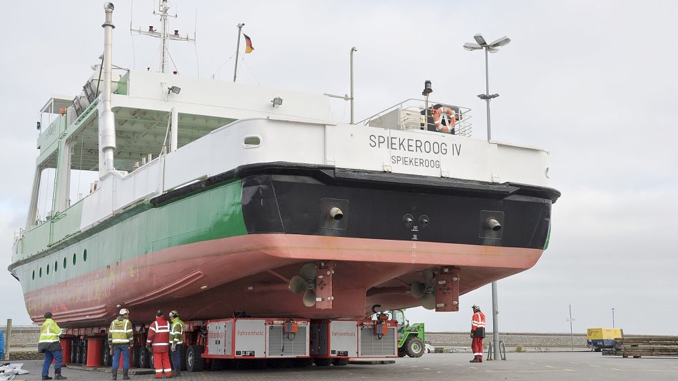 An ihrem neuen Standort wird die "Spiekeroog IV" vorerst eine Weile bleiben müssen. Eine Untersuchung des Unterbodens steht in den kommenden Tagen an. Foto: Ullrich