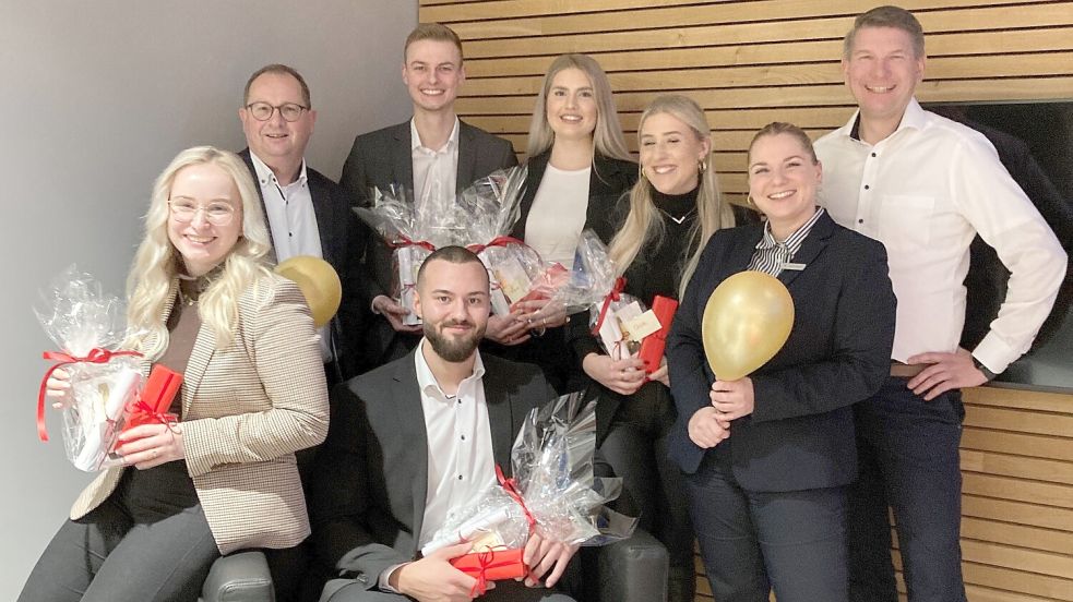 Das Foto zeigt (stehend, von links): Jörg Reinhardt, Daniel Schermer, Laura Cirksena, Cecile Sebastian, Ausbildungsleiterin Chiara Fabian und Personalleiter Udo Zimmermann sowie (sitzend, von links): Jana Zwenger und Kai Hofmann. Es fehlt: Kathrin Beyer. Foto: privat