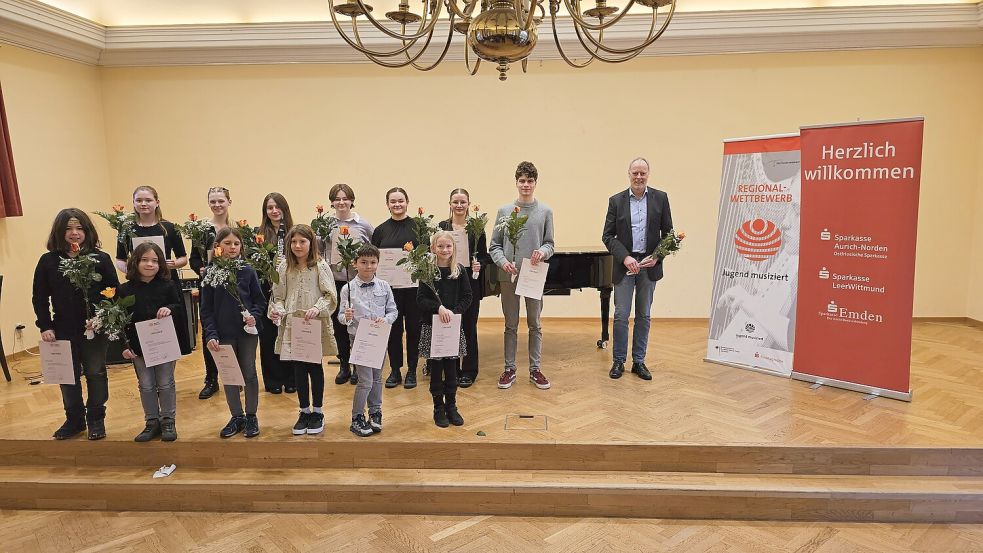 Das Foto zeigt (vorne, von links): Rhonin und Tayron Heil, Rahel Brack, Viktoria Menet, David Geßner und Johanna Sohn sowie (hinten, von links): Johanna Hiskea Jürgens, Amke Hillers, Emma Blesene, Vera Gennotte, Emma Gennotte, Astrid Hecht, Niklas Kisé und Carsten Rinne. Foto: privat
