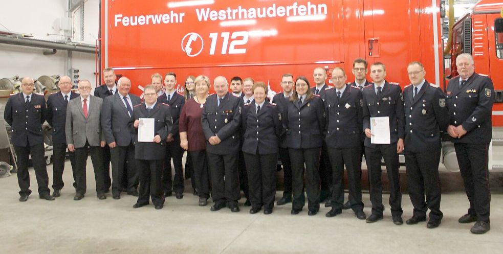 An der Jahreshauptversammlung der Feuerwehr Westrhauderfehn nahmen teil (von links): Ortsbrandmeister Bernd Haskamp, Uwe Hunecke, Ortsbürgermeister Jörg Furch, Abschnittsleiter Süd Ernst Behrends, Feuerwehrausschussleiter Bernhard Robbers, Frank Stamm, Rhauderfehns Bürgermeister Geert Müller, Niklas Lott, Lea Stelter, Elisabeth Klinke, Erold Klinke, Jannik Stelter, Petra Gärtner, Michaela Schröder, Malte Huisinga, Veronika Stelter, Nico Baumann, Christian Meyer, Stefan Greve, Hauke Haskamp, der stellvertretende Ortsbrandmeister Ludger Böning sowie Gemeindebrandmeister Oskar Gerdes. Foto: Feuerwehr