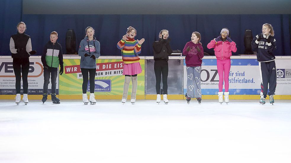 „I’m a Barbie girl...“: Mit mitreißender Musik startet die Show der Eiskunstläuferinnen und dem Eiskunstläufer. Foto: J. Doden