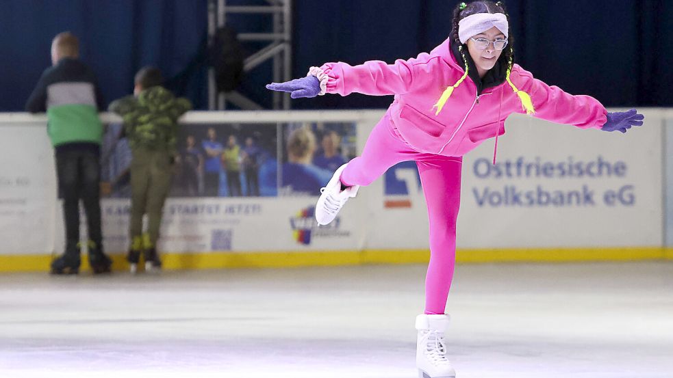 Und hoch das Bein, Lucia Moreno! Eiskunstlauf will geübt sein! Foto: J. Doden