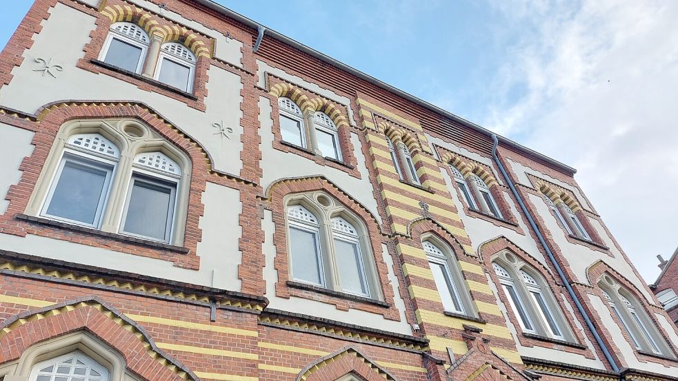 Zwei der drei Häuser an der Ligariusstraße in Emden, die abgerissen werden sollen, haben Fassaden im neomaurischen Baustil. Der ist etwas Besonderes in der Stadt. Foto: Hanssen/Archiv