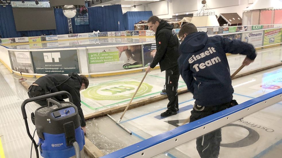 Veranstaltungstechniker von Kulturevents Emden präparierten am Mittwoch auch die Eisstockbahnen der Eiszeit in der Nordseehalle. Foto: H. Müller