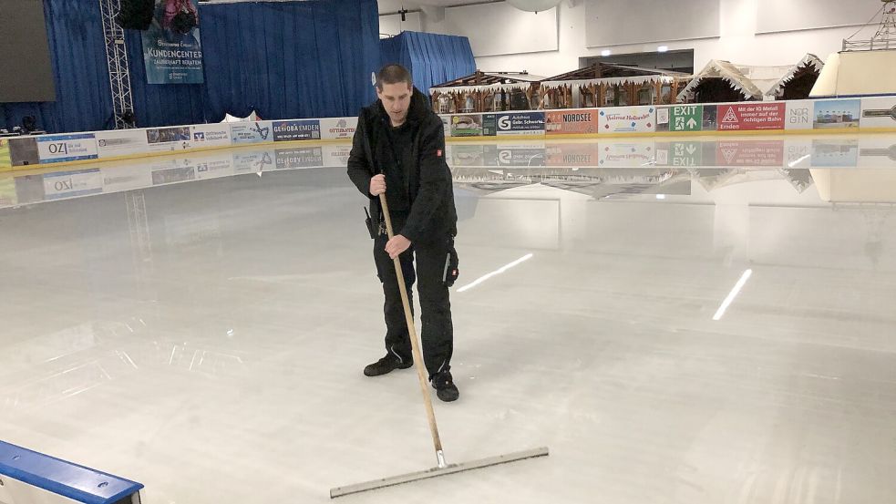 Noch steht Wasser auf dem Eis. Technikchef Stefan Goldenstein kümmert sich darum, dass die Eisfläche wieder optimal aufbereitet ist, damit am Donnerstag wieder Schlittschuh gelaufen werden kann. Foto: H. Müller