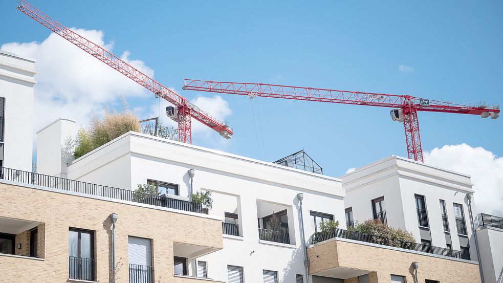 In Leer werden voraussichtlich neue moderne Wohnungen – wohl teilweise mit Flachdach wie auf diesem Symbolfoto – gebaut. Symbolfoto: Sebastian Gollnow/dpa