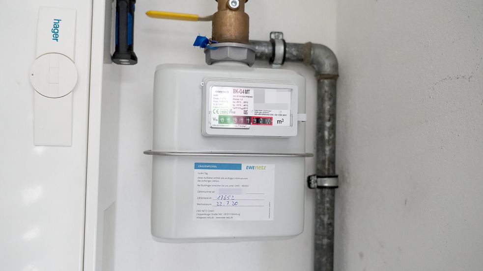 Den Gasanschluss und den Gaszähler benötigt Ingo Woken aus Haren-Emmeln nicht mehr. EWE Netz verlangt für den Rückbau nun viel Geld, das bis Ende 2023 von Hausbesitzern nicht verlangt wurde. Fotos: Gonzalez-Tepper