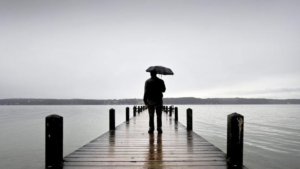 Allein im Regen? Viele Menschen in Deutschland fühlen sich einsam. Foto: dpa/Victoria Bonn-Meuser