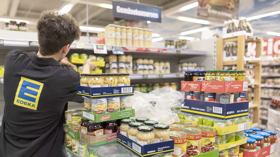 Während in Deutschland in den vergangenen Wochen mehr als eine Million Menschen gegen Rechtsextremismus auf die Straße gehen, will auch der Edeka-Unternehmer ein Zeichen setzen - doch das läuft nicht wie erwartet. Foto: dpa/Patrick Seeger