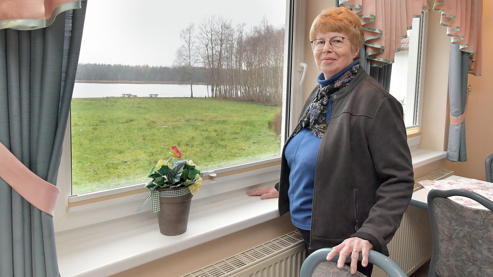 Käthe Janssen musste 2021 das Hotel Auerhahn am Ottermeer aus gesundheitlichen Gründen schließen. Trotzdem war sie seitdem oft hier: „Ich habe den schönsten Platz in ganz Wiesmoor“, findet sie. Foto: Ortgies