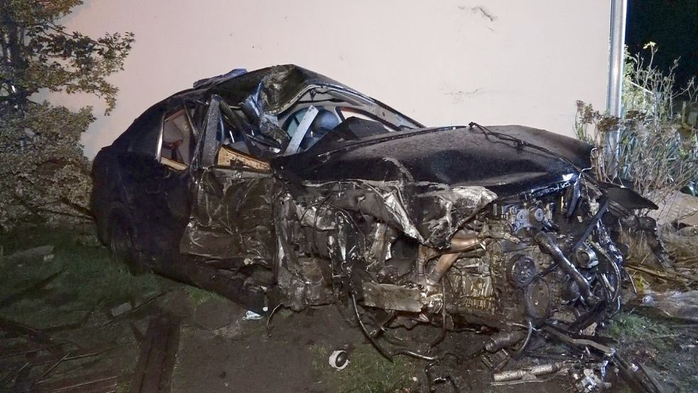 Ein Mercedes ist am Mittwochabend an der Fichtenstraße in Delmenhorst in eine Hauswand gekracht. Foto: Nonstopnews