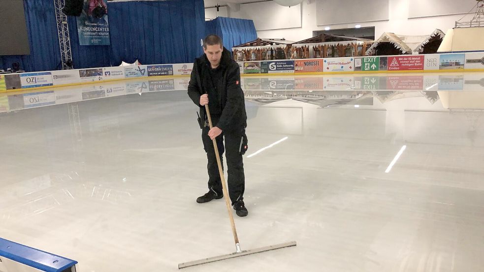 Noch steht Wasser auf dem Eis. Stefan Goldenstein kümmert sich darum, dass die Eisfläche wieder optimal aufbereitet ist, damit am Donnerstag wieder Schlittschuh gelaufen werden kann. Foto: Müller