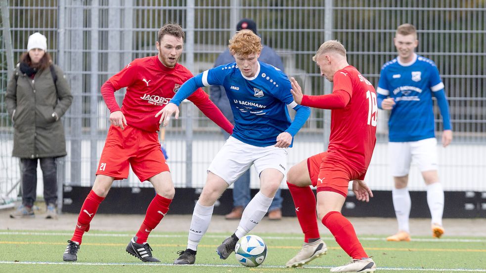 BW Borssum (am Ball) spielt wie schon im Herbst gegen den SV Holtland an diesem Sonntag auf dem Kunstrasenplatz von Eintracht Emden gegen den TV Bunde. Foto: Doden/Emden