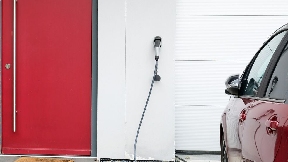 Förderprogramm gestrichen: Besitzer von E-Autos können künftig keine staatlichen Zuschüsse mehr für Solarstrom aus der Wallbox erhalten. Foto: dpa/Bernd Diekjobst