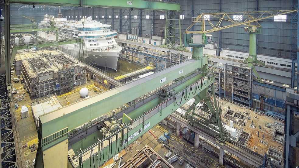 Blick auf die „Silver Ray“ und die ersten Teile für das japanische Kreuzfahrtschiff „Asuka III“. Foto: Meyer Werft