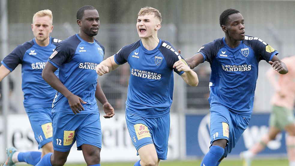 Der Jubel nach seinem einzigen Herren-Pflichtspieltreffer: Corvin Braun (Zweiter von rechts) traf in der vergangenen Regionalliga-Saison bei der 2:4-Niederlage von Kickers Emden gegen Werder II zum zwischenzeitlichen 1:2. Foto: Doden