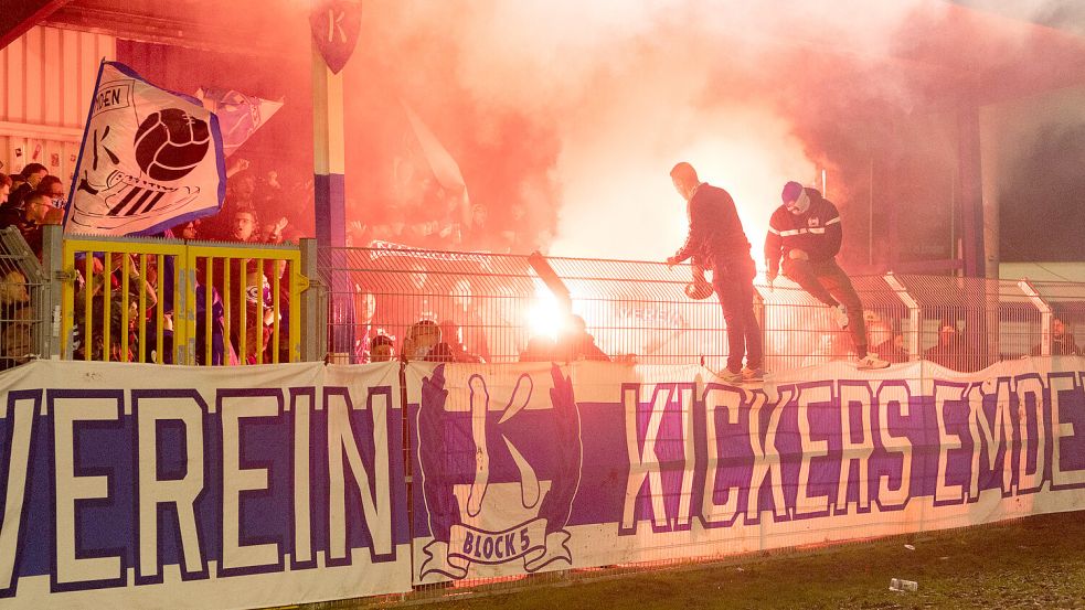 Auch die Fans des BSV Kickers Emden wollen endlich wieder ihre Mannschaft in einem Ligaspiel unterstützen können. Foto: Doden/Emden