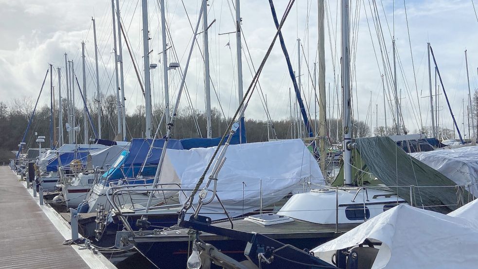 Für Bootseigner mit Yachten im Wasss gilt: Festmacher und Fender überprüfen und ergänzen, damit die Boote im Sturm keinen Schaden nehmen. Foto: Melanie Hanz