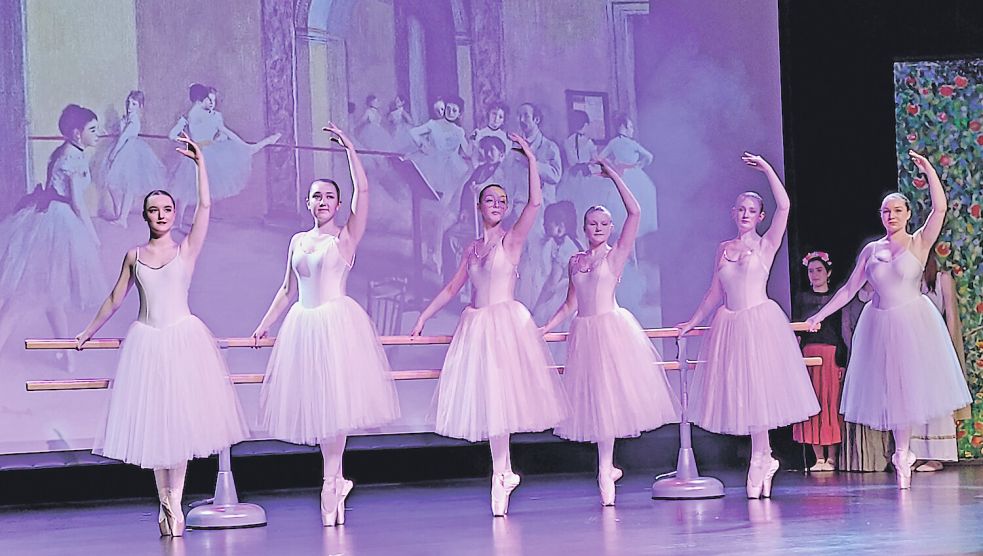 Klassisches Ballett auf Spitzenschuhen präsentierten die Tänzerinnen vor einem Bild von Degas. Foto: Rebecca Kresse