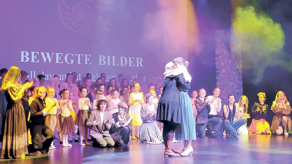 Am Ende einfach nur glücklich: Tänzer, Schauspieler und die beiden Choreografinnen Katharina Ihnen und Cornelia Kruse, die sich nach der Premiere in die Arme fielen. Foto: Rebecca Kresse
