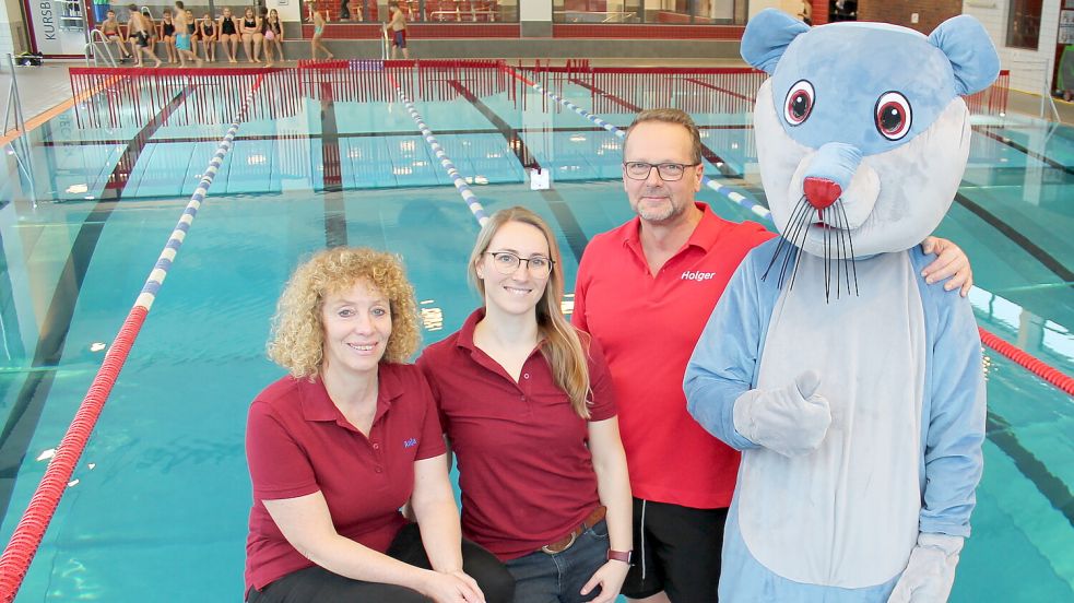 Im Plytje in Leer ist am Sonntag Tag der offenen Tür. Die Plytje-Geschäftsführerinnen Anja Buse (von links) und Lisa Kesse, Holger van der Slyk (verantwortlich für die Schwimmschule) sowie Maskottchen Pietje freuen sich schon. Foto: Ortgies/Archiv